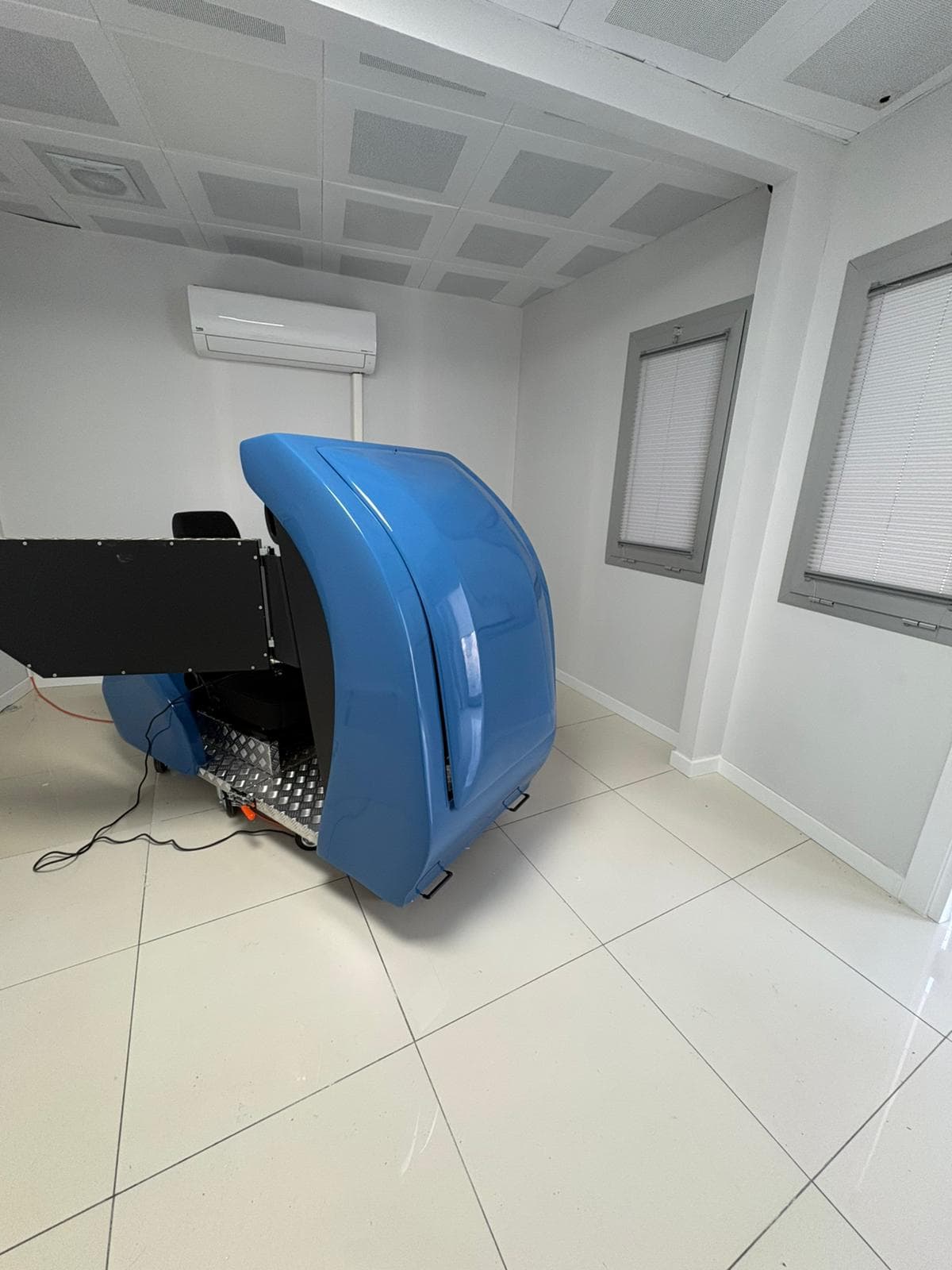 Simülatör Cihazı (Yan Görünüm)